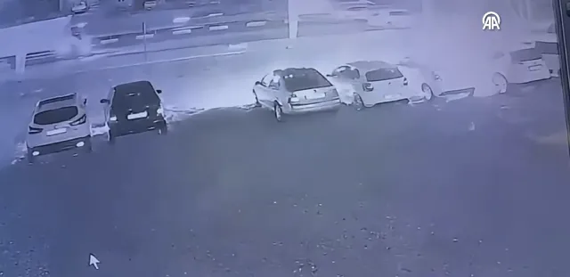 Benzin bidonuyla geldi, galerideki 6 aracı kundakladı