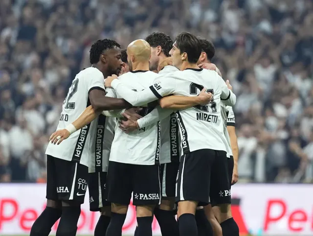Beşiktaş Kocaelispor'u konuk ediyor. Canlı Anlatım