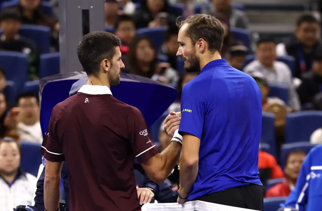 Yarı finalde talihsiz an: Medvedev diskalifiye oldu; Djokovic finalde