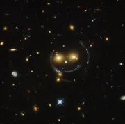 Hubble yakaladı: Gülümseyen galaksi