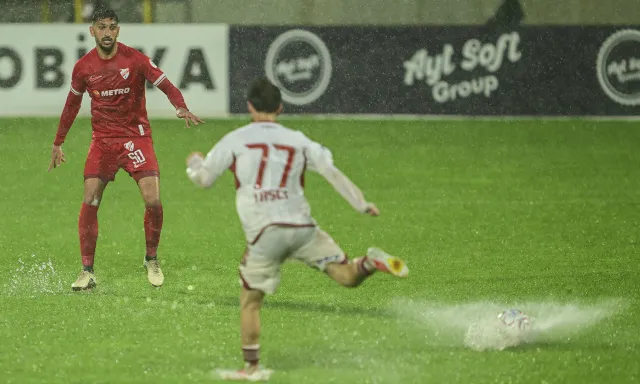 İstanbul'daki yoğun yağmura kimse dayanamadı! Hakem maçı erteledi