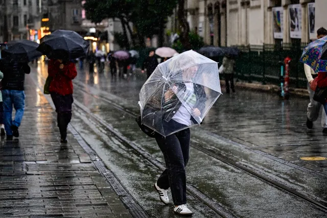 İstanbul'da okullar tatil edildi. Vali Gül'den dışarı çıkmayın uyarısı
