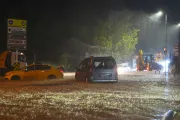 İstanbul'u sağanak ve fırtına vurdu. Yollar göle döndü, araçlar suya gömüldü