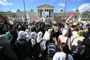 Avusturya'da okullarda başörtüsü yasağı ve ailelere para cezası tehdidi