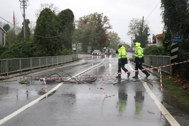 Sağanak yağış köprüyü vurdu: Çökme tehlikesi nedeniyle trafiğe kapatıldı