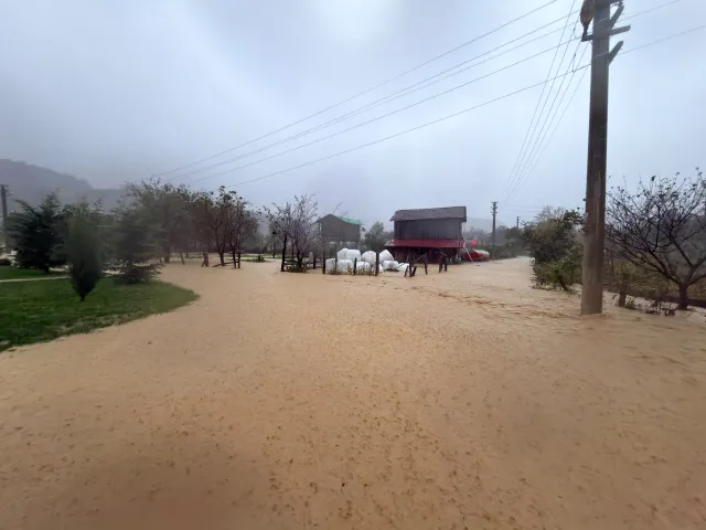 Sakarya'da sağanak; yollar ve sokaklar suyla kaplandı