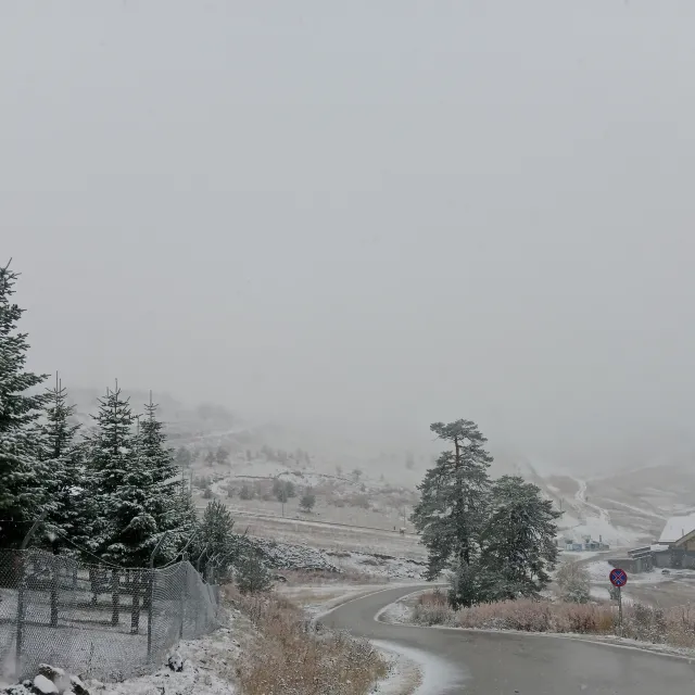 Bolu'da sağanak yağış sonrası kar yağışı başladı