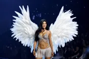 Kylie Jenner ilk kez podyumda. 50 milyon dolarlık rekor