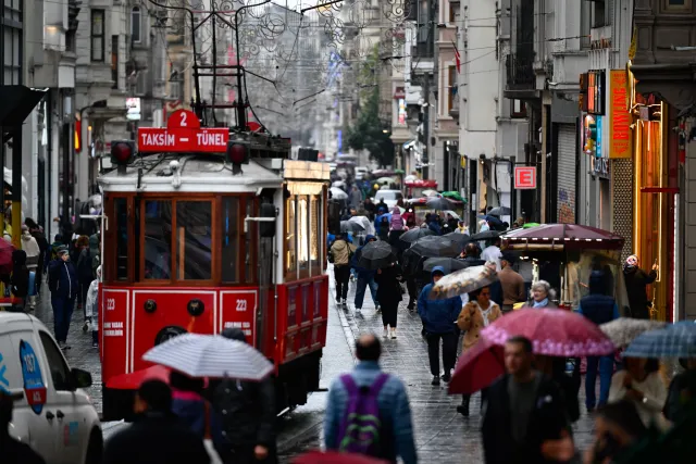 Aşırı sağanak gitti, hava açtı: Sıcaklık 30 dereceye yaklaşacak, yağmur için yeni tarih belli oldu