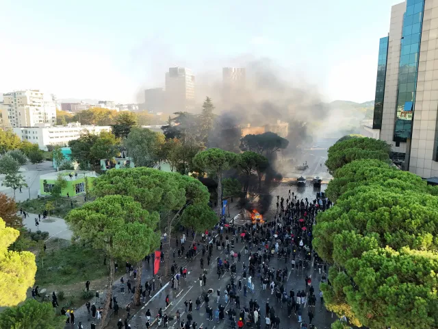 Arnavutluk'ta eylemler büyüdü. Başbakan istifayı reddetti