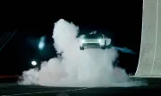 Tesla'nın arabası uçuyor, hissesi düşüyor