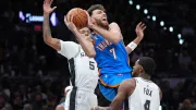 NBA'in açılış gününde ortalık karıştı! 1.90'lık gard, 2.16'lık pivotu güreşçi gibi çırptı