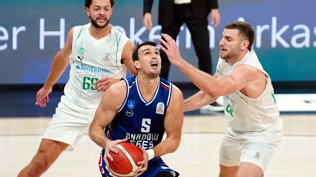 Anadolu Efes, Körfez Basket'i farklı yendi