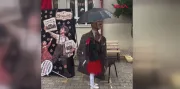Atatürk maketini yağmurdan şemsiyeyle korudu