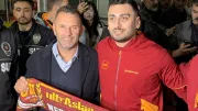 Galatasaray kafilesi, Konya'ya geldi: Okan Buruk'a çiçek takdim edildi