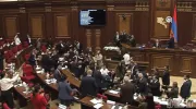Ermenistan Parlamentosu'nda tekmeler yumruklar havada uçuştu