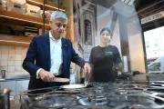 Londra Belediye Başkanı Khan, Türk restoranında künefe yaptı