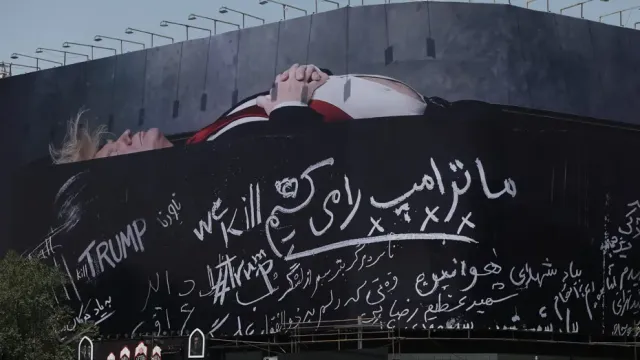 Tahran Sokaklarında Gerilim Tırmanıyor: ABD Başkanı Trump'a Tepki Afişleri