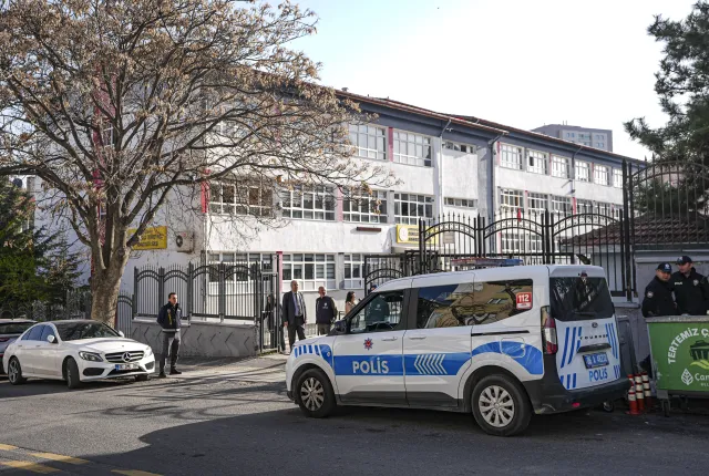 İstanbul Okullarında Yeni Dönem: Bahçe Görevlileri ve Dedektör Uygulaması Başlıyor