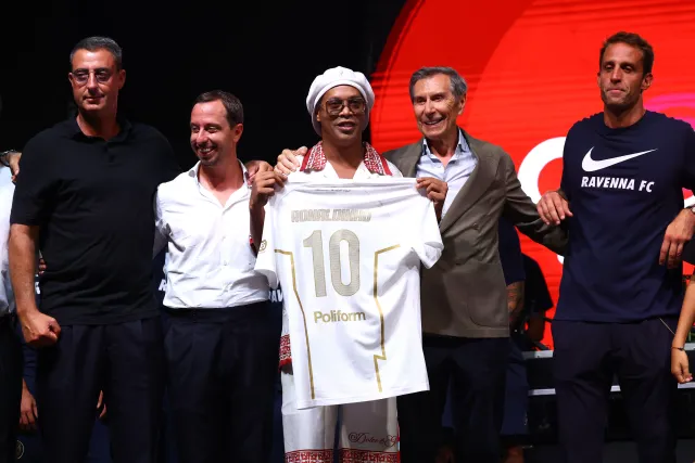 Ronaldinho Futbola Geri Döndü! İtalyan Ekibiyle Anlaştı ve Hisse Aldı