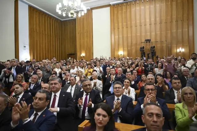Özgür Özel'den Yeni Parti Hamlesi: Kuruluş Süreci ve Detaylar