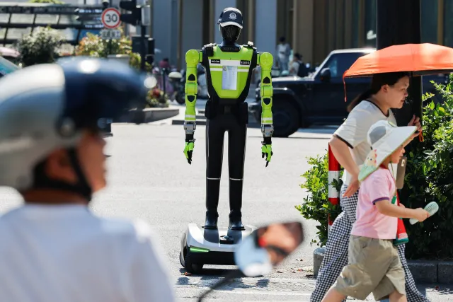 Çin Sokaklarında Yapay Zeka Dönemi: Robot Polisler Trafik Denetimine Başladı