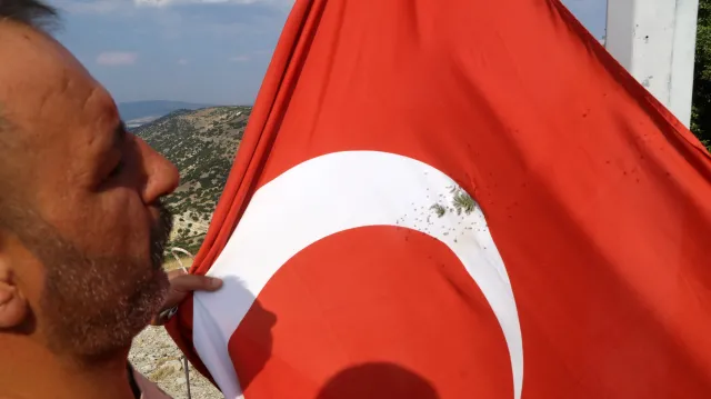 Burdur'da Türk Bayrağına Çirkin Saldırı: Av Tüfeğiyle Ateş Açtılar