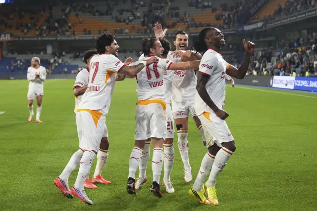 Süper Lig'de Zirve Mücadelesi: Galatasaray - Kocaelispor Maçını Canlı Takip