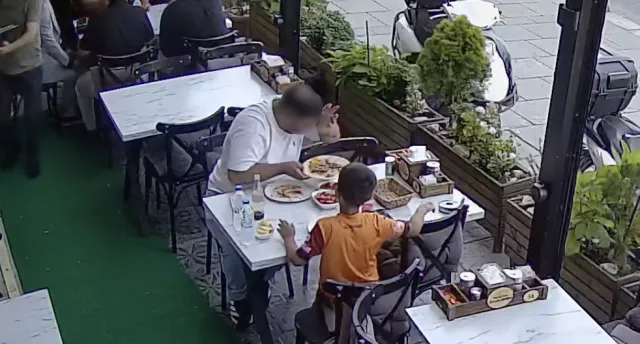 Arnavutköy'de Akılalmaz Olay: Yemeğine Kıl Atıp Hesap Ödemek İsteme Anı Kamerada