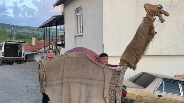 Manisa'da Asırlık Gelenek: Kukla Deve ile Bayram Coşkusu