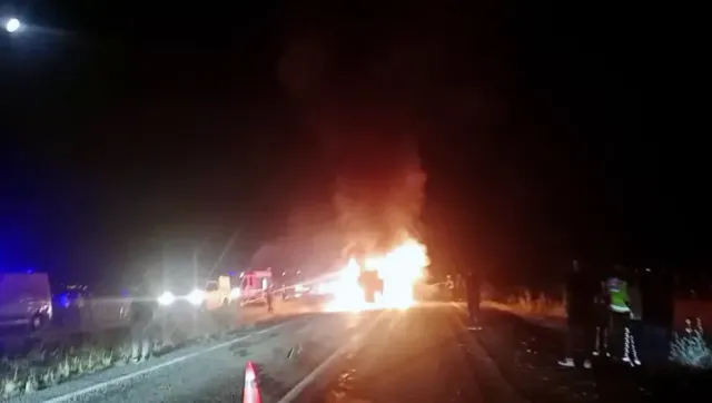 Niğde-Kayseri Karayolunda Korkunç Kaza: Traktöre Çarpan Kamyonet Alev Aldı