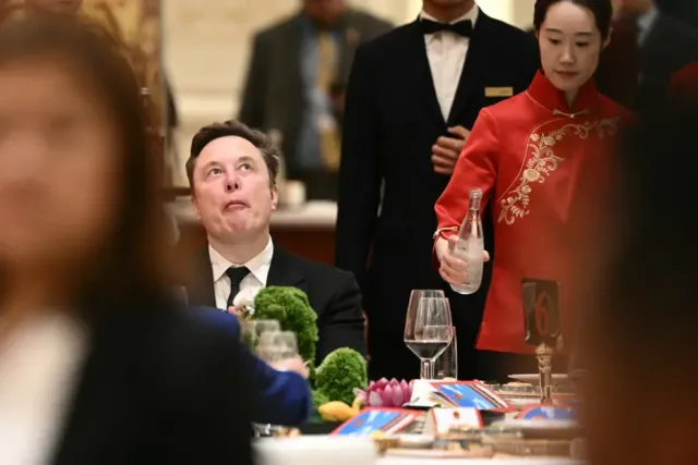 Elon Musk'ın Çin Ziyareti Olay Oldu: Hem Dava Süreci Hem Garip Mimikleri Gündemde