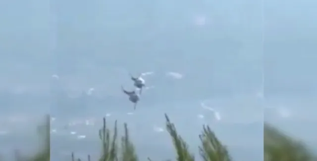 Yunanistan'da Facia: Yangın Söndürme Helikopterleri Havada Çarpıştı