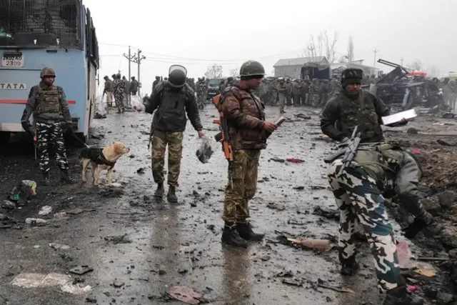 Pakistan'da Karakola Kanlı İntihar Saldırısı: 17 Ölü