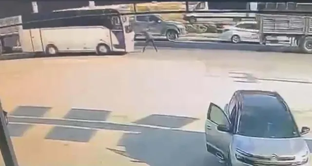Denizli'de Facia: Midibüsün Çarptığı Servis Şoförü Hayatını Kaybetti