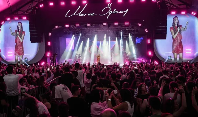 Merve Özbey 52. Uluslararası Arhavi Festivali'nde Unutulmaz Bir Konsere İmza Attı