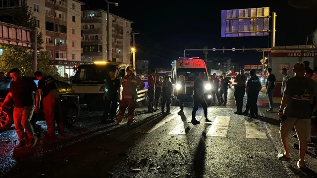 Bursa'da Kırmızı Işık Faciası: Üç Otomobilin Karıştığı Kazada 1'i Ağır 5 Yaralı