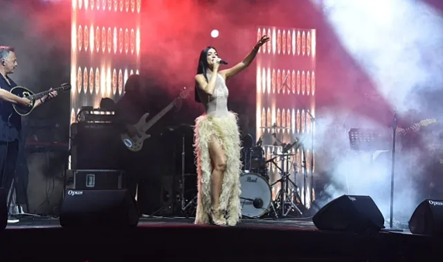 Rum Şarkıcı Ivi Adamou Bodrum'da Hayranlarıyla Buluştu