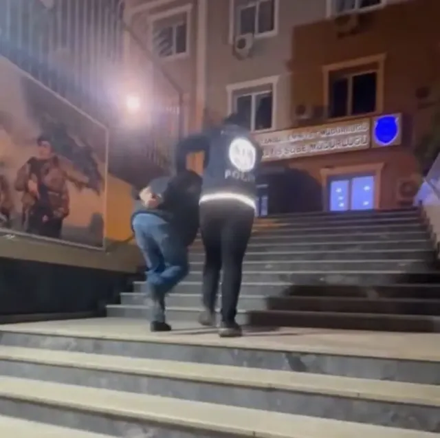 Sosyal Medyada Polis Yeleği ile Yayın Yapan Şahıs Gözaltına Alındı