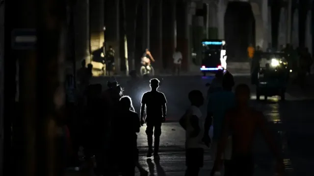 Küba'da Enerji Krizi: 22 Saatlik Elektrik Kesintileri Sokakları Karıştırdı