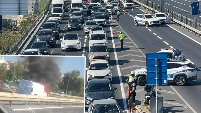 İstabul Fatih'te Minibüs Yangını: Sahil Yolu Trafiğe Kapandı