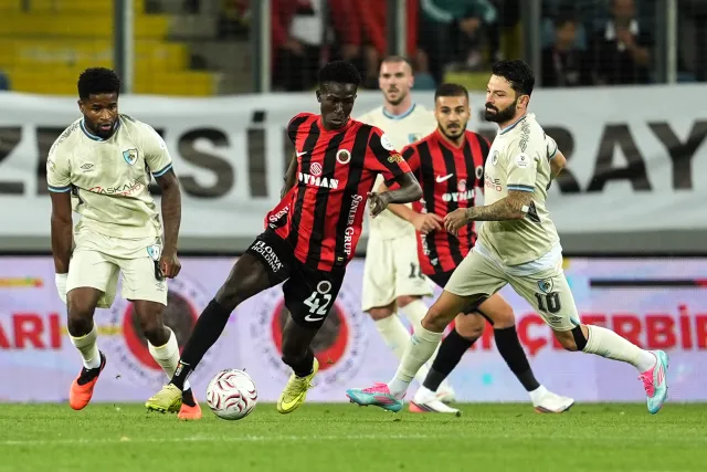 Süper Lig'den Premier Lig'e Dev Transfer: Resmen Açıklandı