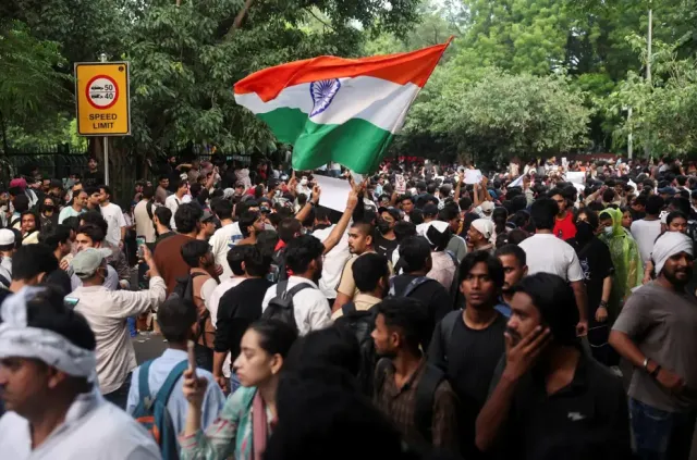 Hindistan'da Sınav Krizi: Modi'den Reform Sözü ve Protestolarda Son Durum