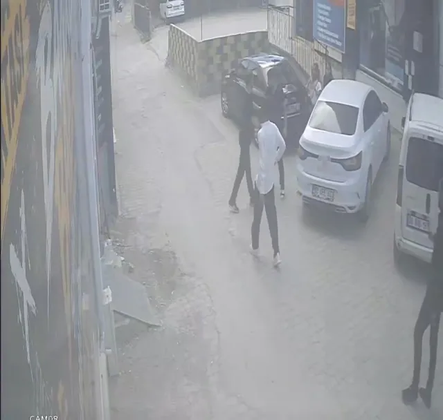 Adıyaman'da Şiddet Gören Kadını Kurtarmak İsteyen Genç Bıçaklandı