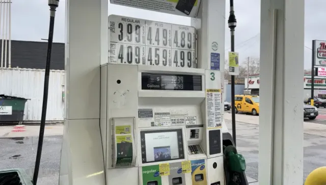 ABD'de Petrol Krizi: Benzin Fiyatları 4 Doların Üzerine Çıktı