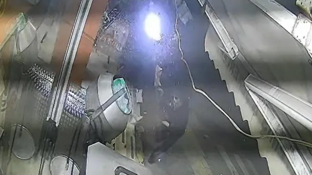 Sivas'ta Korku Dolu Anlar: Otomobilin Altında Kalmaktan Son Anda Kurtuldu
