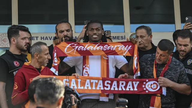 Galatasaray Taraftarından Rafael Leao Karşılama Töreninde Flaş Alvarez Çağrısı