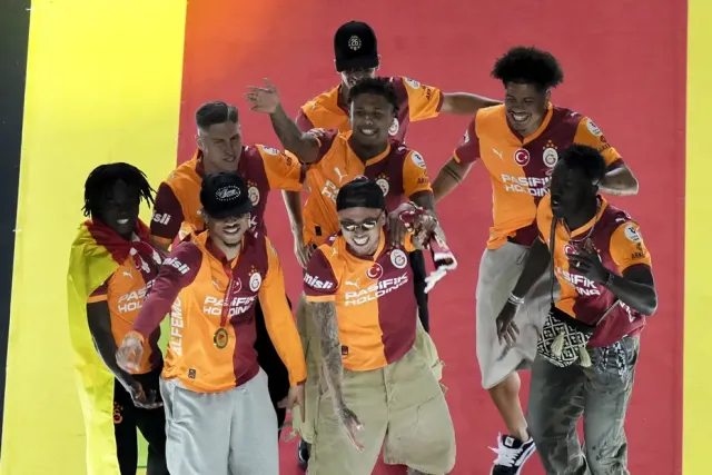 Galatasaray'da Operasyon Başladı: Üç Yıldızla Yollar Ayrılıyor
