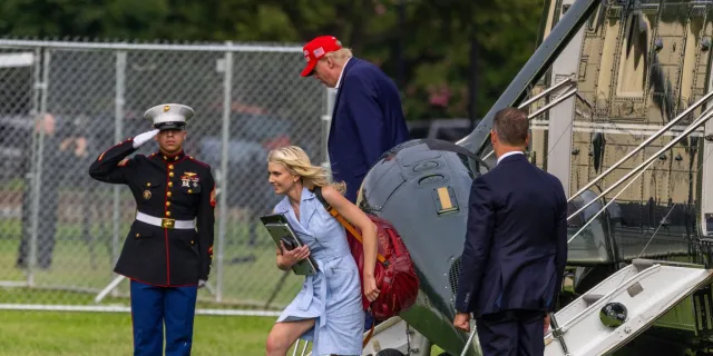 Donald Trump'tan Yakın Çalışanlarına 45 Bin Dolar Nakit Hediye