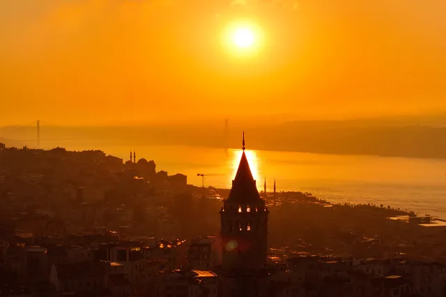 İstanbul ve Ege İçin Çifte Uyarı: Fırtına ve Sağanak Yağış Geliyor